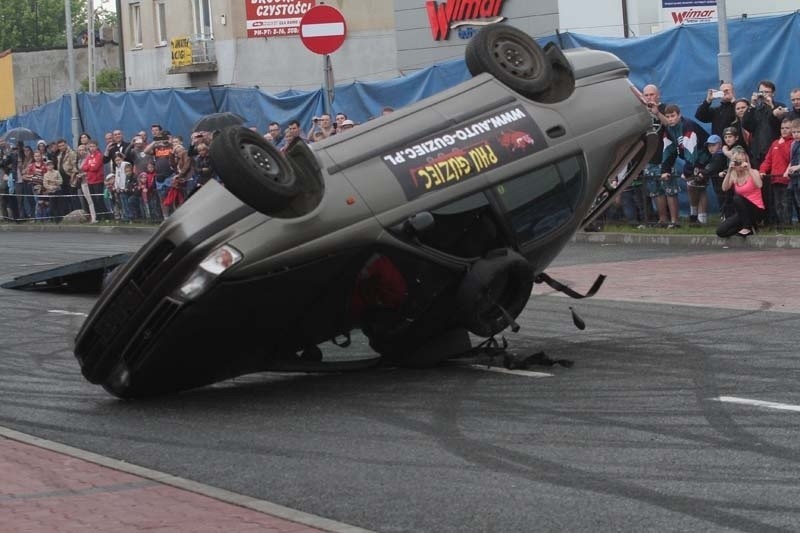 Monster trucki niszczyły auta na parkingu przy Kauflandzie [ZDJĘCIA+FILM]