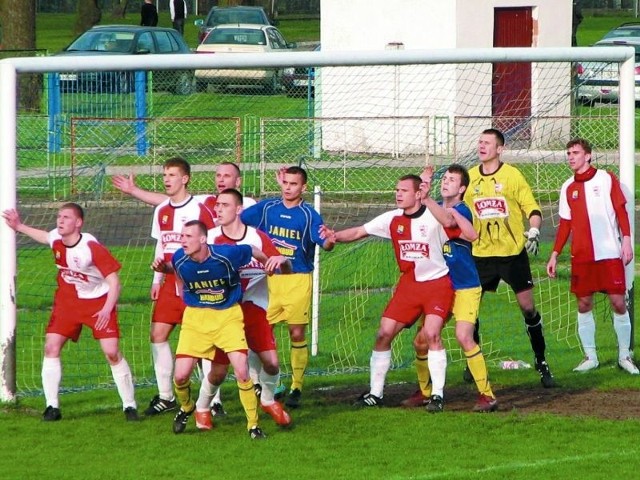 Największe zagrożenie pod bramką Przemysława Masłowskiego (w żółtej koszulce) piłkarze Tura (w niebieskich strojach) stwarzali podczas seryjnie wykonywanych rzutów rożnych - dokręcanych w światło bramki