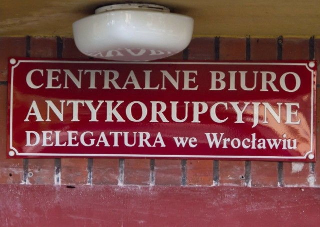 Postępowanie prowadzi od 3 czerwca br. prokuratura w Opolu, wydział do spraw przestępczości gospodarczej, na bazie materiałów przesłanych przez CBA we Wrocławiu.