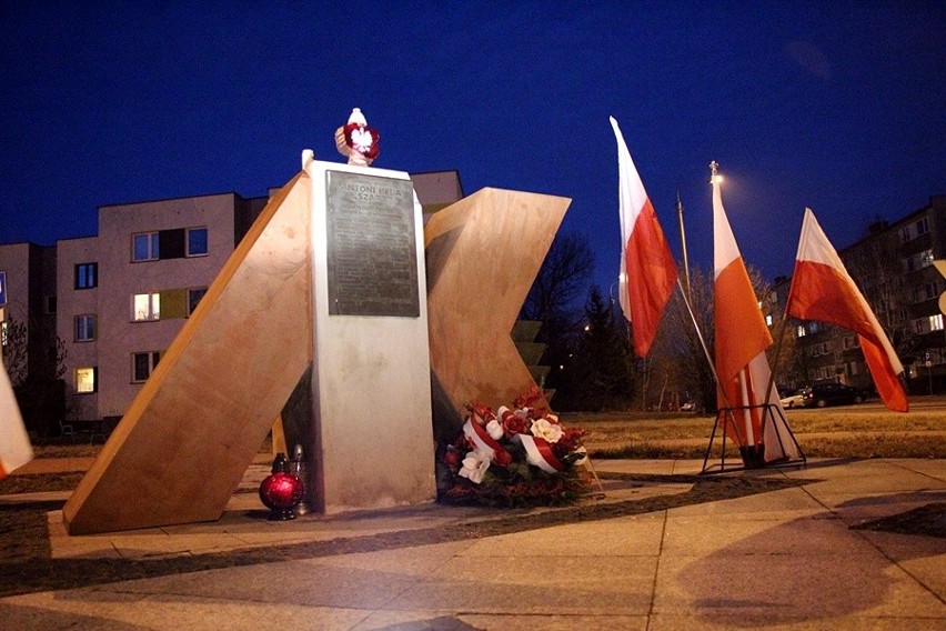 Kibicowskie race, patriotyczne okrzyki, hymn i „Ojcze nasz” – mieszkańcy Skarżyska uczcili Narodowy Dzień Pamięci Żołnierzy Wyklętych 