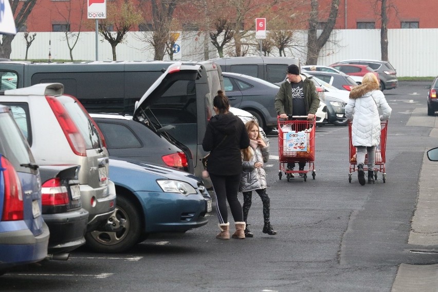 Tłok na parkingach, drogach dojazdowych do wrocławskich...