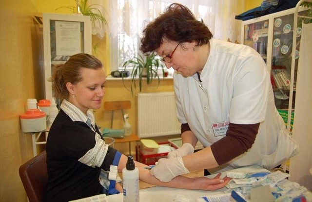 Karolina Barcikowska z I LO w Szczecinku oddaje krew w szkolnym gabinecie pielęgniarskim.