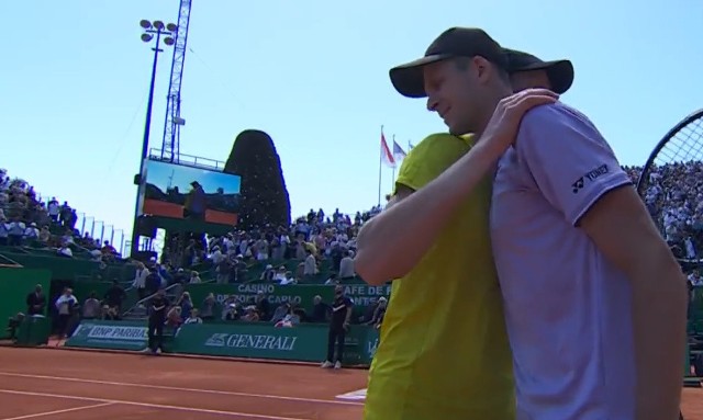 Hubert Hurkacz pocieszany przez Jannika Sinnera po porażce z Włochem w 1/8 finału Monte Carlo Masters