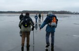 Lód na jeziorach Kujaw i Pomorza ma kilka centymetrów. Wędkarze i młodzież muszą jednak uważać