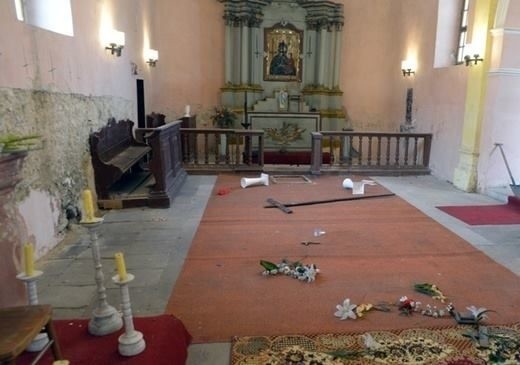 Sprawca zdemolował kościół,  zniszczył jeden z obrazów, a dwa uszkodził. Wizerunek Matki Bożej i świętej Rozalii są  w spisie konserwatora zabytków.