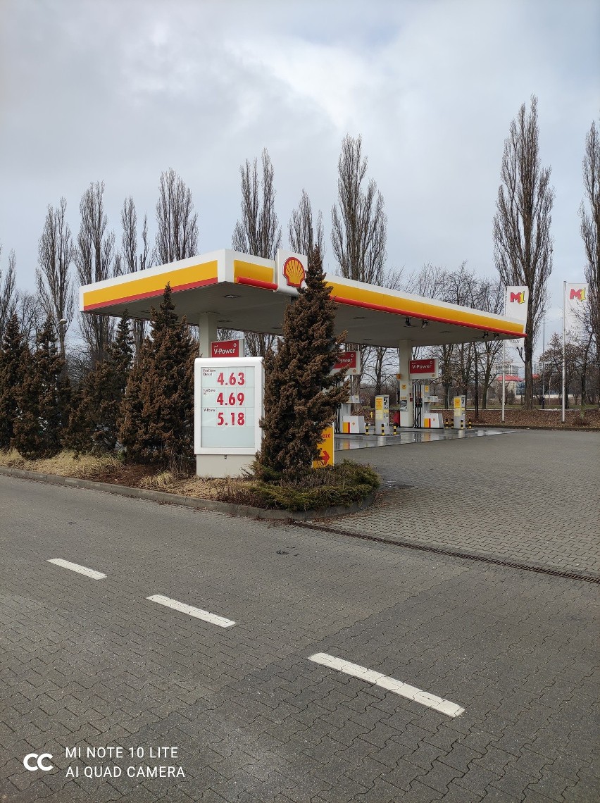 Stacja Shell przy hipermarkecie M1....