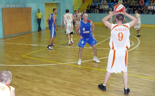 Łukasz Pilecki (z piłką) zdobył w meczu z Basketem Kraków 36 punktów.
