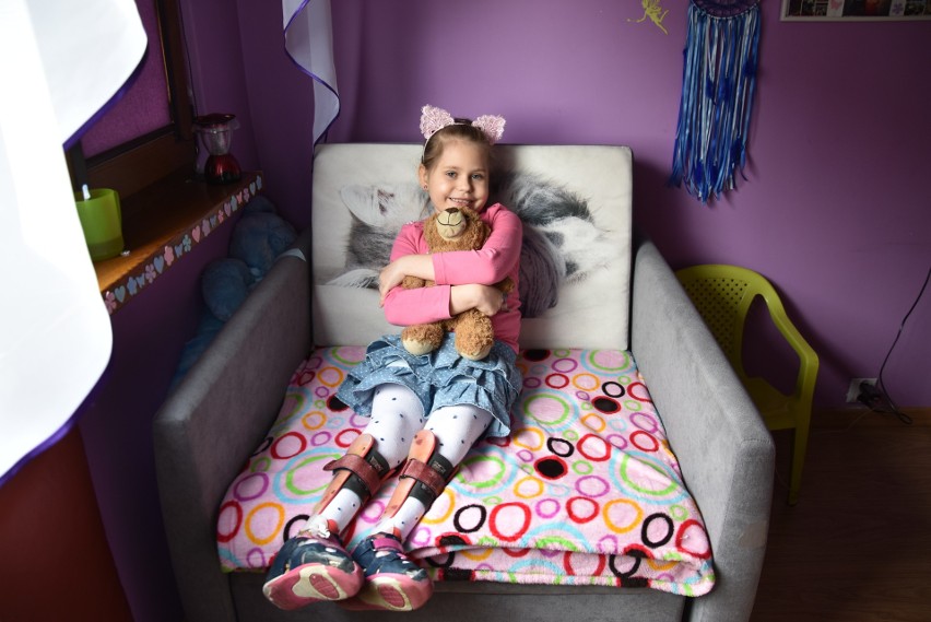 Chrzanów. 7-letnia Julka chce normalnie chodzić. Potrzebne są pieniądze na operację i rehabilitację