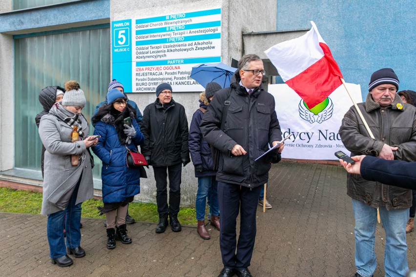 Protest przeciwko segregacji sanitarnej oraz prześladowaniom niezaszczepionych pracowników przed szpitalem w szczecińskich Zdrojach