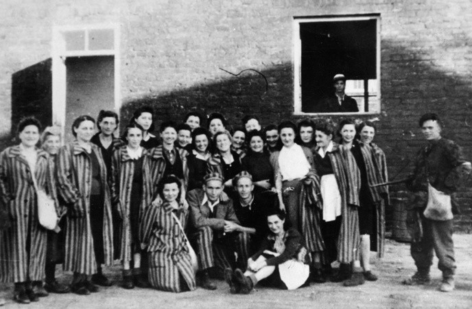 Grupa Żydów z Gęsiówki uwolnionych przez żołnierzy kompanii...