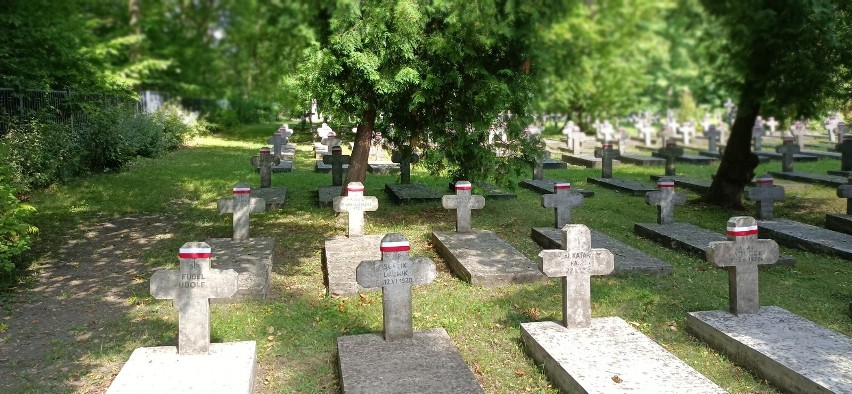 Przed Świętem Wojska Polskiego groby żołnierzy poległych w...