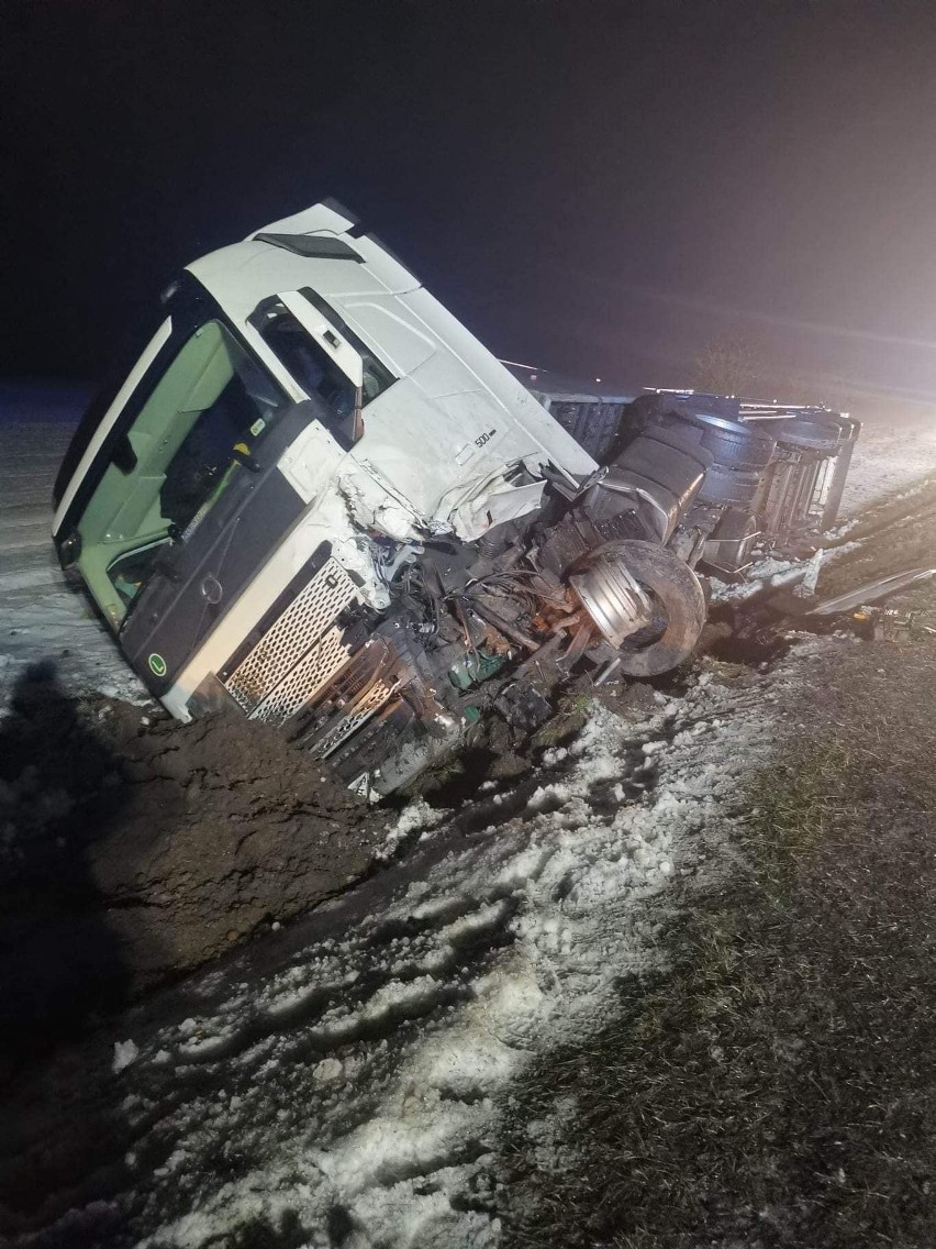 Śmiertelny wypadek na DK16 w Ruskiej Wsi. Samochód osobowy czołowo zderzył się z pojazdem ciężarowym. Kierowca osobówki zginął na miejscu