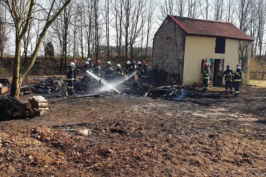 Pożar w Niepoczołowicach w powiecie wejherowskim (6.04.2019). Wójt do strażaków: brawo Wy! [ZDJĘCIA] 