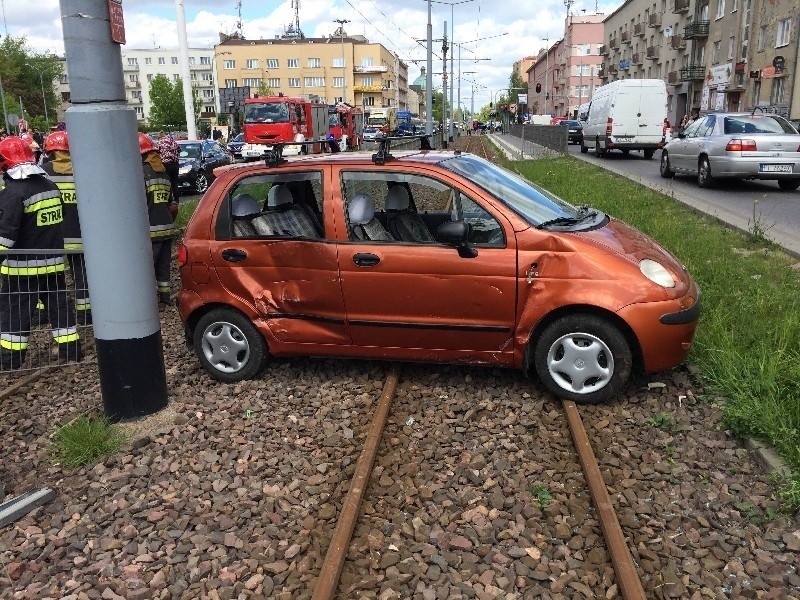 Wypadek na skrzyżowaniu ul. Kopcińskiego z Narutowicza. Dwa rozbite auta na torowisku [ZDJĘCIA]