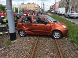 Wypadek na skrzyżowaniu ul. Kopcińskiego z Narutowicza. Dwa rozbite auta na torowisku [ZDJĘCIA]