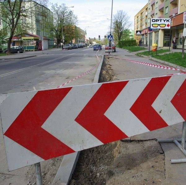 Tarnobrzeska sieć wodociągowa, w niektórych miejscach służy  mieszkańcom nawet 40 i 50 lat. Dlatego awarie nie należą do rzadkości. Na zdjęciu ulica Mickiewicza, gdzie ostatnio doszło do awarii sieci wodociągowej.