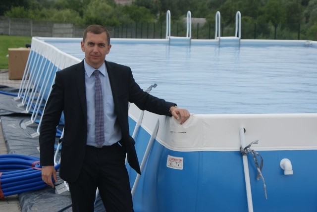 Dyrektor Jacek Kania mówi, że baseny powinny być gotowe na 6 lipca. W środę jeden ze zbiorników był już napełniony.