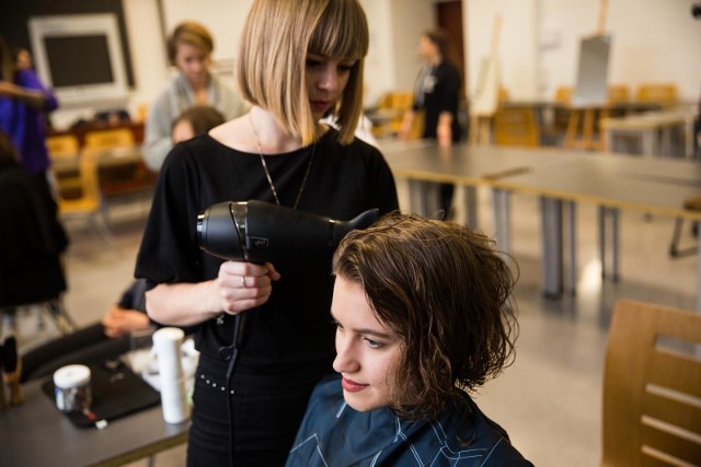 Pytaliśmy niedawno naszych Czytelników o najlepszego fryzjera w Toruniu. Spośród wszystkich nadesłanych zgłoszeń wybraliśmy dziesięć salonów fryzjerskich, które powtarzały się najczęściej. Zobaczcie 10. najlepszych fryzjerów w Toruniu zdaniem Czytelników!Ranking na następnych stronach >>>>