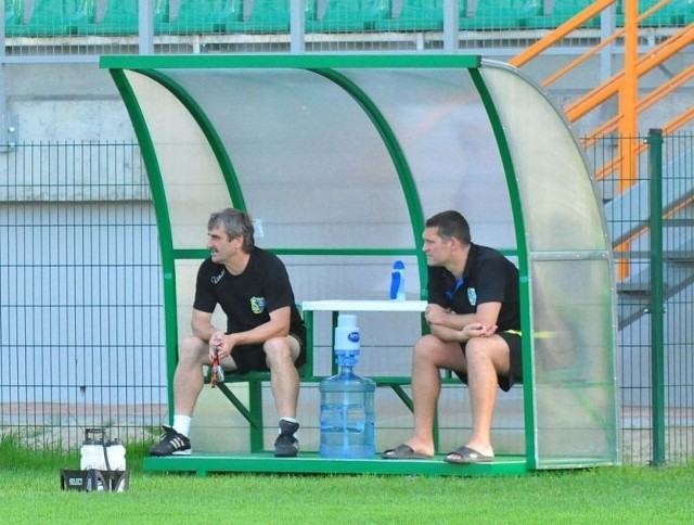 Trenerzy piłkarzy Siarki Tarnobrzeg Adam Mażysz (z lewej) oraz Michał Kozłowski sprawdzali wygodę siedzenia w części nowych boksów.