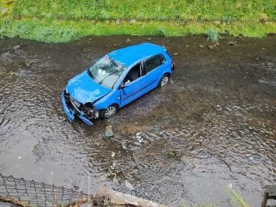Samochód osobowy wpadł do rzeki.