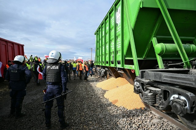 W Medyce protestujący rolnicy podeszli do wagonów towarowych z Ukrainy. Z dwóch wysypali kukurydzę.
