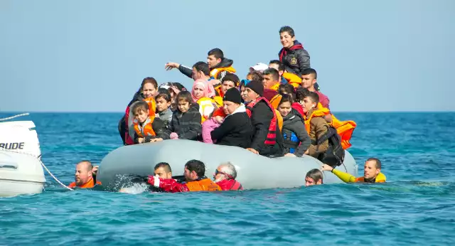 Migranci u wybrzeży Grecji. Za przemyt takich osób pośrednicy zarabiają krocie