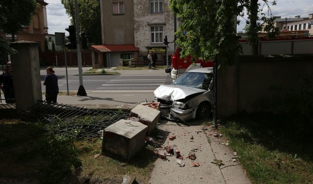 Zniszczony mur należy do wspólnoty mieszkańców