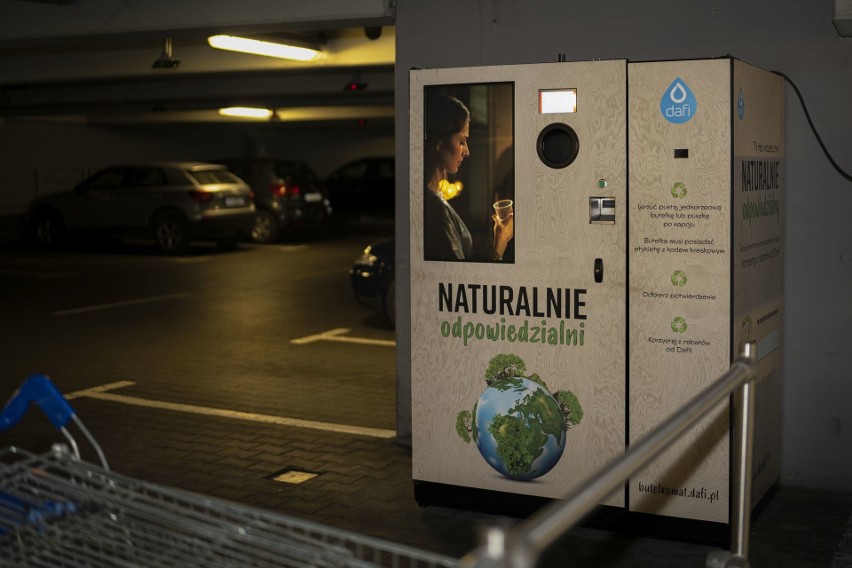 Pierwszy butelkomat w Kielcach. Urządzenie do recyklingu jednorazowych butelek oraz puszek jest dostępne na parkingu w Galerii Echo