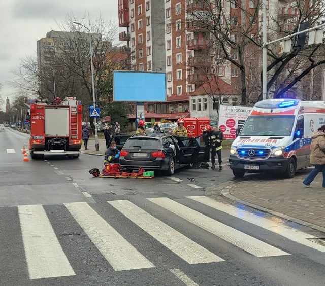 W środę przed południem doszło do zderzenia dwóch samochodów osobowych na skrzyżowaniu ulicy Poznańskiej z Zachodnią we Wrocławiu. Na szczęście nikt nie odniósł poważniejszych obrażeń. Strażacy musieli zabezpieczyć rozlane płyny eksploatacyjne. Kierowcy byli trzeźwi, a ruch w tym miejscu odbywa się już bez przeszkód.