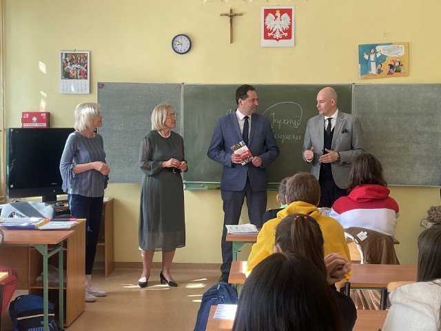 Do lubuskich szkół trafi przewodnik o historii naszego kraju w języku ukraińskim.