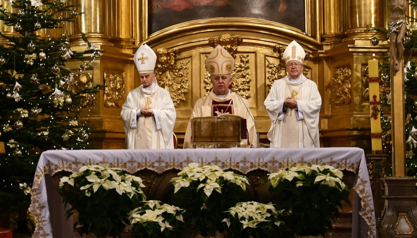Uroczystość Narodzenia Pańskiego. Msza Święta Pontyfikalna z udziałem trzech biskupów w Bazylice Katedralnej w Kielcach