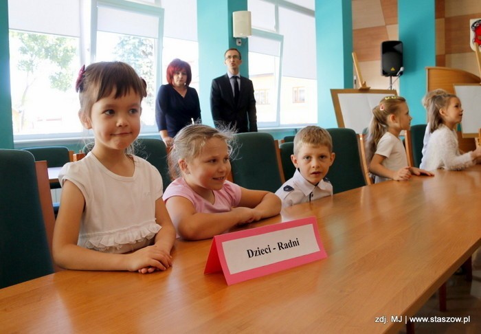 Przedszkolaki stały się samorządowcami i objęły władzę w Staszowie. Była I Dziecięca Sesja Rady Miejskiej