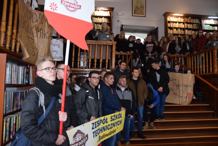 Burzliwe posiedzenie powiatowej komisji oświaty w bibliotece...