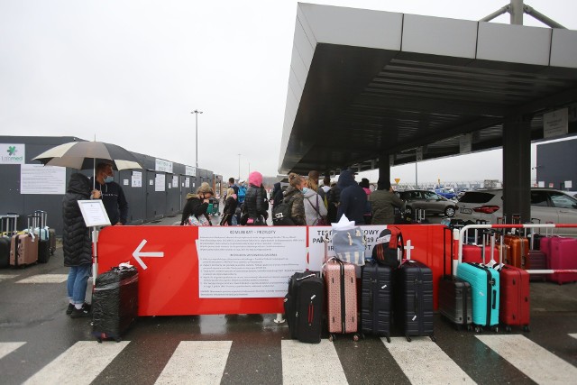 Pasażerowie mogą wykonać testy na obecność koronawirusa także na lotnisku w Pyrzowicach. W okresie świąteczno-noworocznym ruch  na terenie Katowice Airport jest spory.Zobacz kolejne zdjęcia. Przesuwaj zdjęcia w prawo - naciśnij strzałkę lub przycisk NASTĘPNE