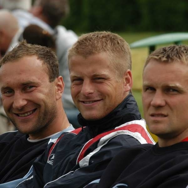 Piłkarze Odry: (od lewej) Tomasz Copik, Marcel Surowiak i Tomasz Nakielski mogą być zadowoleni. Podstawowy cel - utrzymanie w II lidze - prawdopodobnie będzie w najbliższym sezonie znacznie łatwiej osiągnąć niż w poprzednim.