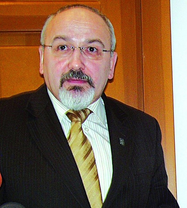 Kazimierz Kożuchowski jest burmistrzem od jesieni 2007 roku, od czasu gdy Leszek Cieślik (PO) został posłem. Kożuchowski jest kojarzony z lewicą. W samorządzie zasiada 21 rajców. Największy klub stanowią radni Platformy (9 osób). Spór dotyczący budżetu to pierwszy konflikt radnych z burmistrzem.