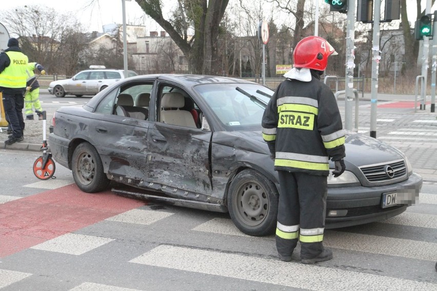 Wypadek na skrzyżowaniu Strzegomskiej i Nowodworskiej,...