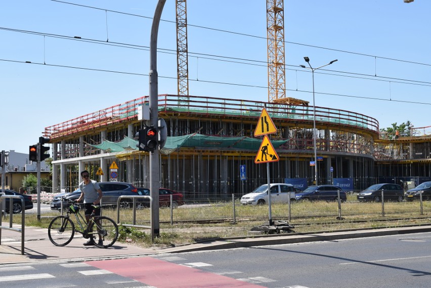 Przy placu Jana Pawła II we Wrocławiu trwa budowa biurowca...