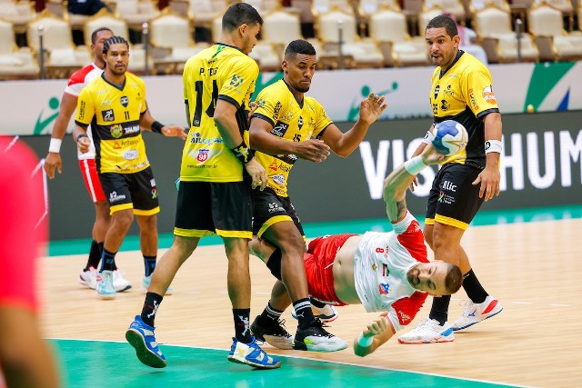 W pierwszym  meczu IHF Super Globe 2022, brazylijskie Handebol Taubate (żółte koszulki) pokonało kuwejcki Al-Kuwait 32:28. W grupie tej będzie grała również Łomża Industria Kielce.