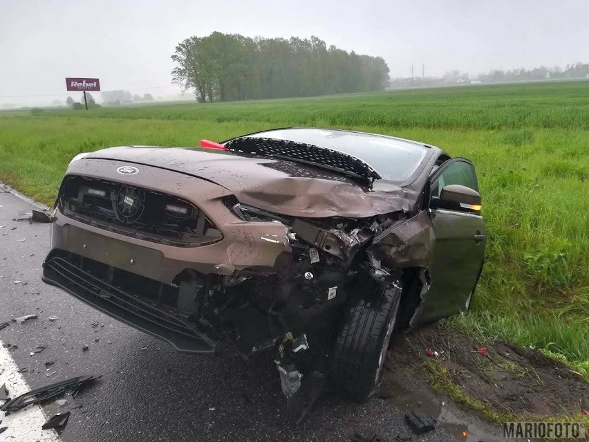 Nieoznakowany radiowóz marki Ford Focus, którym jechali...