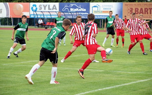 Po tym dośrodkowaniu Dawida Cylca (nr 7) zrobił się "kocioł" przed bramką Pomorzan, ale gol nie padł. Obrońcy wybili futbolówkę.