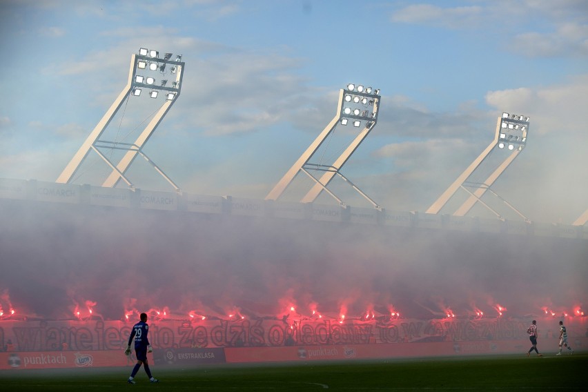 Odpalone race podczas meczu Cracovia - Lechia Gdańsk w maju...