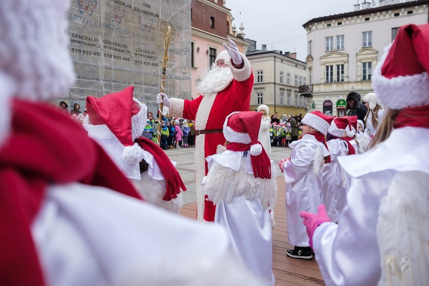 Tarnowskie przedszkolaki przystroiły choinki pod Ratuszem [ZDJĘCIA]