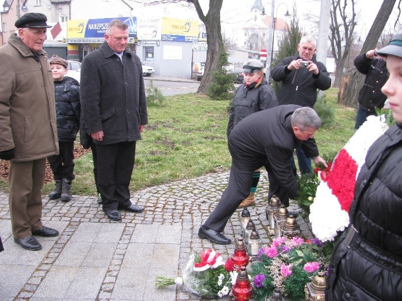 Pod pomnikiem Żołnierzy Wyklętych złożono kwiaty i zapalno...