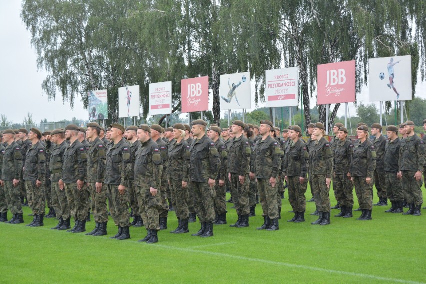 Ostrołęka. Przysięga terytorialsów na stadionie: 196 nowych żołnierzy WOT [ZDJĘCIA+WIDEO]