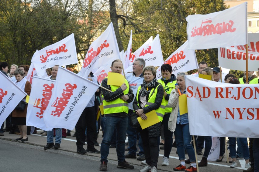 "Solidarność" pikietowała przed Urzędem Wojewódzkim w Opolu.