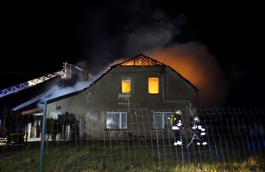 Pożar w miejscowości Troszki. Spłonął dom jednorodzinny [ZDJĘCIA, WIDEO]