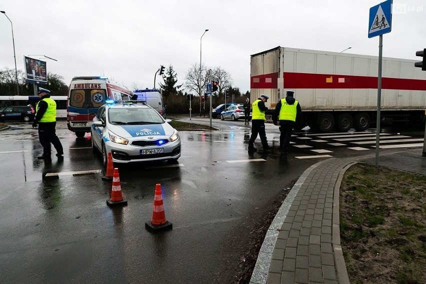 Wypadek na ul. 26 kwietnia. Ciężarówka potrąciła pieszą. Kobieta zmarła w szpitalu [ZDJĘCIA]