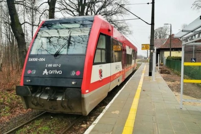 Od grudnia podróżni na przystanku Bydgoszcz-Brdyujście, skąd odjeżdżają m.in. pociągi do Chełmży, korzystają z nowej wiaty i odnowionego peronu (na zdjęciu). Nowe wiaty stanęły także na na przystankach Bydgoszcz -Akademia oraz w Fordonie. Tymczasem na stacji na osiedlu Leśnym zamontowano nową gablotę na informacje i rozkłady jazdy.