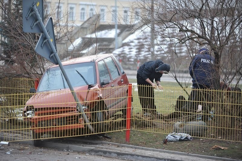 Abramowicza: Wypadek śmiertelny przy kościele św. Rocha. Kierowca tico nie żyje (zdjęcia)